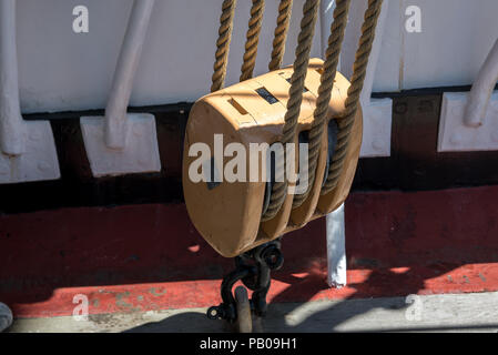 Nahaufnahme einer Riemenscheibe auf einem Boot Stockfoto