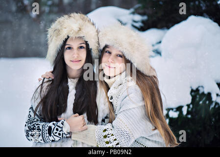 Zwei Mädchen im Schnee im Winter, Sofia, Bulgarien Stockfoto