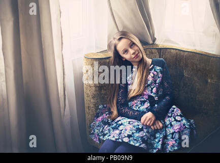 Mädchen sitzen auf einer couch Stockfoto