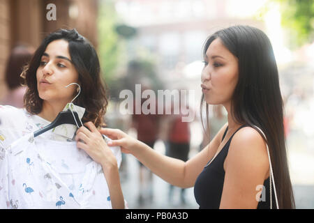Zwei Frauen shopping für Kleidung Stockfoto