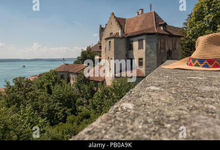 Sonnenhut auf antiken mittelalterlichen Mauer bei Meersburg, Meersburg, Deutschland. Konzept für Tourismus Stockfoto