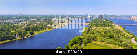 Sommer Luftaufnahme der Stadt Riga von der Höhe der Fernsehturm. Blick auf die Altstadt, die Insel Zakusala, Brücken über den Fluss Daugava und westlichen Dv Stockfoto