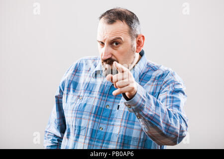 Portrait der verärgerten Mann, der droht, Stockfoto