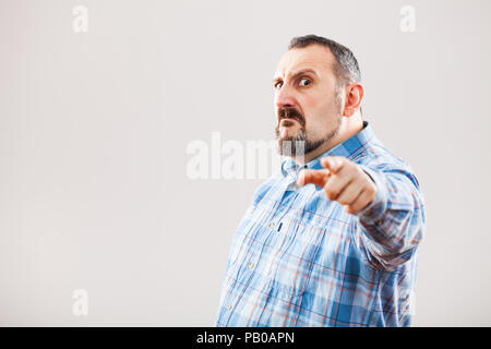 Portrait von wütenden Mann zeigend Stockfoto