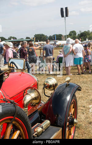 Eine rote Öffnen überstieg Oldtimer mit Messing Scheinwerfer und Hupe und hölzerne Speichenräder in Nantwich Landwirtschaft zeigen Cheshire England Vereinigtes Königreich Großbritannien Stockfoto