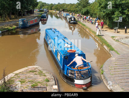 Ein schmales Boot Navigieren im Shropshire Union Canal Marina in der Nähe von Nantwich Cheshire England Vereinigtes Königreich Großbritannien Stockfoto