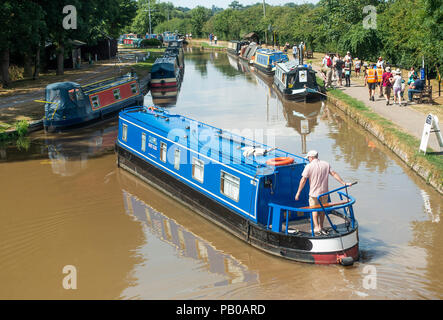 Ein schmales Boot Navigieren im Shropshire Union Canal Marina in der Nähe von Nantwich Cheshire England Vereinigtes Königreich Großbritannien Stockfoto