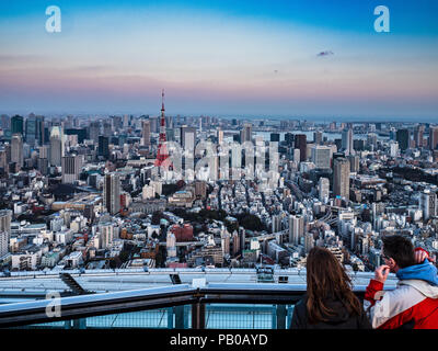 Tokyo Tourismus Tokio Skyline Tokyo Stadtbild Tokyo Twilight-Touristen Blick Tokio in der Dämmerung einschließlich der Tokyo Tower Stockfoto