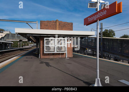 Toongabbie Bahnhof in Sydney Australien Juni 2018, eine neue Markise und Klimaanlage verbirgt sich viel von der ursprünglichen Art déco-Design der Plattform Stockfoto