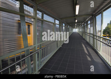 Toongabbie Bahnhof in Sydney Australien Juni 2018, neu installierte Rollstuhl- und behindertengerechte Aufzüge stehen auf jeder Plattform und der Beifahrerseite Stockfoto