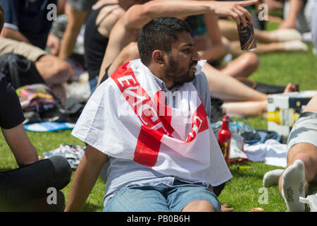 Fußball-Fans versammeln sich in Merchant Square im Londoner Bahnhof Paddington England spielen Panama auf einem großen Bildschirm, bei der FIFA Fußball-Weltmeisterschaft 2018 zu beobachten. Mit: Atmosphäre, Wo: London, England, Großbritannien Wann: 24 Jun 2018 Credit: Wheatley/WANN Stockfoto