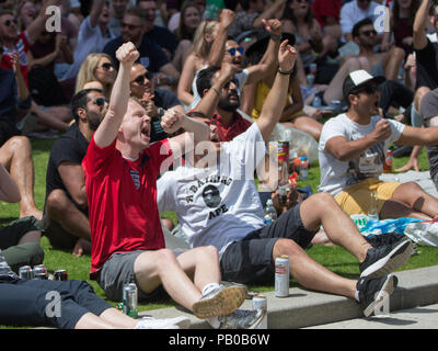 Fußball-Fans versammeln sich in Merchant Square im Londoner Bahnhof Paddington England spielen Panama auf einem großen Bildschirm, bei der FIFA Fußball-Weltmeisterschaft 2018 zu beobachten. Mit: Atmosphäre, Wo: London, England, Großbritannien Wann: 24 Jun 2018 Credit: Wheatley/WANN Stockfoto