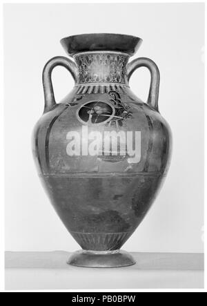 Terrakotta Neck-Amphora (jar) von Panathenaic Form. Kultur: Griechisch, Dachboden. Abmessungen: H. 18 5/8 in. (47,3 cm). Datum: Ca. 520 v. Chr.. Vorderseite, Athena Rückwärts, Boxer, obwohl diese Vase Panathenaic preis Amphoren in Form und Dekoration ähnelt, die Abwesenheit der Inschrift aus der Spiele in Athen und die kleinere Größe deuten darauf hin, dass es sich nicht um eine Auszeichnung. Die Antimenes Maler ist den meisten bekannt aus serienmäßigen NECK-Amphoren mit mythologischen Szenen, die die gleiche Sicherheit wie die boxveranstaltung hier. Museum: Metropolitan Museum of Art, New York, USA. Stockfoto