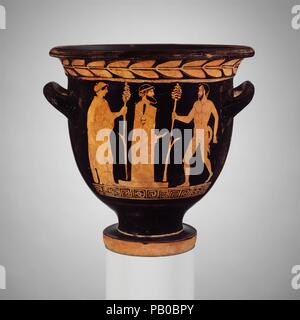 Terrakotta bell-Krater (Schüssel). Kultur: Griechisch, Italienisch, LUKANISCHEN. Abmessungen: 12 5/16 in. (31,3 cm). Datum: Ca. 430-410 v. Chr.. Vorderseite, Satyr und maenad zu einem herm Rückwärts, drei drapiert Jugendliche die Pisticci Maler, ist wichtig, da die Künstler, mit denen die Einführung von rot-bild Malerei in Lukanien verbunden ist. Wie diese Arbeit zeigt, war er gut vertraut mit Dachgeschoss Konventionen. Der Hinweis in dieser Darstellung ist die kerykeion ('s Herald Personal) auf der Seite des Herm. Die kerykeion ist eines der Attribute von Hermes, der Bote Gottes, auch über Grenzen hinweg. Die hinzufügen Stockfoto