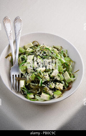 Von Nudeln Salat aus Gurken und laminaria, Scheiben Avocado mit Sesam Stockfoto