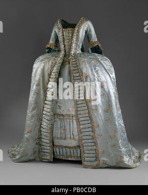 Robe à la Française. Kultur: Europäische. Datum: Ca. 1765. Wie die Mantua, der sack, oder Sacque, Kleid begann als informelle Kleidungsstück. Es war Ursprünglich eine französische Mode, die definierende Funktion wird die Zeile von zwei Doppel box Falten genäht, in der Mitte des Ausschnitts auf der Rückseite des Kleides und fallen auf den Saum. Die frühe Form des Kleides war lose und unstrukturiert sind, fallen von den Schultern in einer Glocke. Diese Evozierten viele Kommentare auf das Potential für unsittliches Verhalten, mit den Folgen, sicher von der voluminösen Kleid verdeckt. Ein Sack war immer getragen über Aufenthalte (Korsett) und g Stockfoto