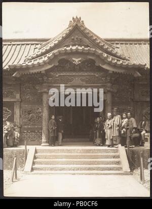 [Ueno Tosho-gu Schrein, Tokio, Japan}. Artist: Adolf de Meyer (Amerikanische (Frankreich) geboren, Paris 1868-1946 Los Angeles, Kalifornien). Abmessungen: 19,4 x 14,7 cm. (7 5/8 x 5 13/16 in.). Datum: 1900. Museum: Metropolitan Museum of Art, New York, USA. Stockfoto