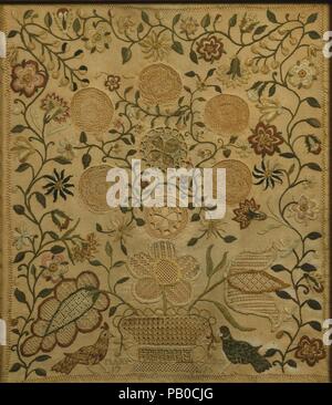Bestickte Sampler. Kultur: American. Abmessungen: 15 1/4 x 13 1/4 in. (38,7 x 33,7 cm). Schöpfer: Mary Jones. Datum: 1795. Dieser Sampler ist eine von einer kleinen Gruppe in Philadelphia während der zweiten Hälfte des achtzehnten Jahrhunderts geschaffen. Wie Dresden - arbeit Sampler bekannt, sie sind aus weißem Leinen mit weißen drawnwork und Stickereien - Spitze einfügungen eingerichtet. Anders als die meisten Beispiele, die komplett weiß sind, Mary Jones verziert ihr Stück mit einem bunten floralen Grenze. Ein Kreis von Blattgold hinter dem mittleren Kreis der Spitze eingefügt weitere Highlights ihre schwierige Arbeit. Museum: Metropolitan Museum Stockfoto