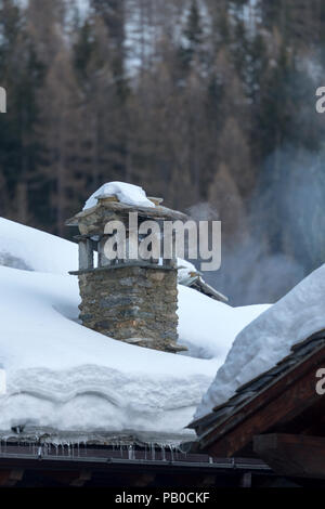 Rauch aus dem Kamin im Winter Tag Stockfoto