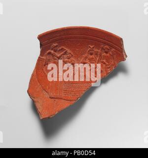 Terrakotta Schale Fragment. Kultur: Roman. Abmessungen: Breite 5 1/4 in. (13,3 cm). Datum: A.D. 350-430. Andere mehr komplette Schalen dekoriert mit einer ähnlichen Szene bekannt sind. Isis sitzt auf einem Thron mittschiffs, flankiert von Demeter Holding ein Füllhorn. Im Heck des Bootes eine geflügelte Amor, der der Göttin singt, und eine andere Figur wahrscheinlich begleitet ihn auf einem Musikinstrument. Museum: Metropolitan Museum of Art, New York, USA. Stockfoto