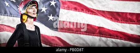 Das zusammengesetzte Bild von nachdenklich weiblichen Architekten stehen mit Hand auf der Hüfte Stockfoto