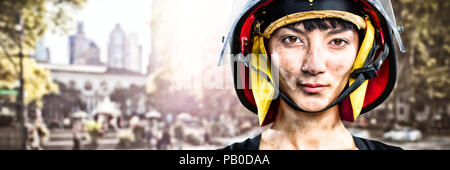 Das zusammengesetzte Bild der weiblichen Architekten tragen Helm vor weißem Hintergrund Stockfoto