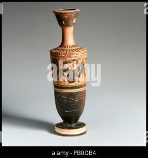 Lekythos. Kultur: Griechisch, Dachboden. Abmessungen: H. 19,41 cm. Datum: Ca. 480 v. Chr.. Zwei Amazonen; Herakles und der Erymanthian Eber. Museum: Metropolitan Museum of Art, New York, USA. Stockfoto