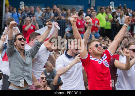 Fußball-Fans versammeln sich in Merchant Square im Londoner Bahnhof Paddington England spielen Panama auf einem großen Bildschirm, bei der FIFA Fußball-Weltmeisterschaft 2018 zu beobachten. Mit: Atmosphäre, Wo: London, England, Großbritannien Wann: 24 Jun 2018 Credit: Wheatley/WANN Stockfoto