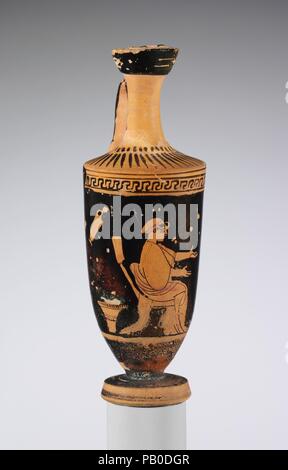 Terrakotta lekythos (Öl Flasche). Kultur: Griechisch, Dachboden. Abmessungen: H. 6 3/4 in. (17,2 cm); Durchmesser 2 5/16 in. (5,9 cm). Datum: 2. Quartal 5. Jahrhundert v. Chr.. Frau jonglieren Die lekythos an der Wand und der kalathos (Wolle Warenkorb) auf dem Boden aufgehängt finden Sie in der Einstellung der Frauen Viertel eines Hauses. Die sitzende Dame jongliert, ein Zeitvertreib, die allgemein auf lekythoi dargestellt. Museum: Metropolitan Museum of Art, New York, USA. Stockfoto
