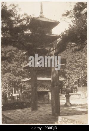 [Ueno Tosho-gu Schrein, Tokio, Japan]. Artist: Adolf de Meyer (Amerikanische (Frankreich) geboren, Paris 1868-1946 Los Angeles, Kalifornien). Abmessungen: 19,6 x 13,9 cm. (7 3/4 x 5 1/2 in.). Datum: 1900. Museum: Metropolitan Museum of Art, New York, USA. Stockfoto