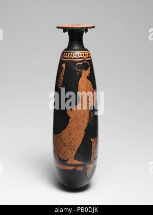 Terrakotta vase alabastron (Parfüm). Kultur: Griechisch, Dachboden. Abmessungen: H.: 6 3/4 in. (17,1 cm). Datum: Ca. 440-430 v. Chr.. Zwei Frauen, die Frauen in der inländischen Quartale angezeigt werden, indem Sie den Sarg und die kalathos (Wolle Warenkorb) zwischen ihnen angezeigt. Dieses ist ein einfaches Objekt, sondern nur, was einer athenischen Frau würde im Leben haben und als Angebot in ihrem Grab. Museum: Metropolitan Museum of Art, New York, USA. Stockfoto