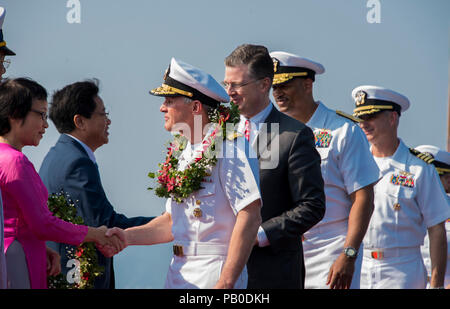 Eine Begrüßungszeremonie auf dem Flughafen von Da Nang, Vietnam. DA Nang, Vietnam (5. März 2018) Senior Leadership aus Vietnam Führer Grüße aus den USA 7 Flotte, der US-Botschaft in Hanoi und das Carl Vinson Strike Group, während der Begrüßungszeremonie auf dem Flughafen von Da Nang, Vietnam. Die Carl Vinson Strike Group ist im westlichen Pazifik als Teil einer regelmäßigen Bereitstellung. Stockfoto