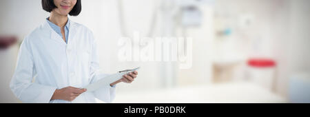 Das zusammengesetzte Bild von Doktor holding Zwischenablage vor weißem Hintergrund Stockfoto