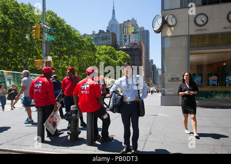 New York, United States, 19. Juli 2018: Fußgänger warten auf rote Ampel durch Bauarbeiten auf der Straße Straße in der morgendlichen Fahrt zum Arbeitsplatz im Zentrum von Downt Stockfoto