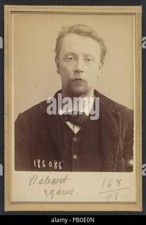 Hébert. Georges Henri. 27 (Oe 29) ans, né à Bayeux (Calvados). Menuisier. Anarchiste. 23/4/92. Artist: Alphonse Bertillon (Französisch, 1853-1914). Abmessungen: 10,5 x 7 x 0,5 cm (4 1/8 x 2 3/4 x 3/16 in.). Datum: 1892. In einer vornehmen Familie der Wissenschaftler und Statistiker Bertillon geboren, begann seine Karriere als Sekretärin in der Kennzeichnung Bureau der Pariser Präfektur der Polizei in 1879. Mit der Aufrechterhaltung der zuverlässige Polizei Aufzeichnungen von Straftätern betraut, entwickelte er die erste moderne System der strafrechtlichen Ermittlung. Das System, das als Bertillonage bekannt wurde, hatte drei Komponenten: Anthr Stockfoto