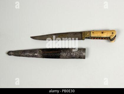 Messer mit Scheide. Kultur: Balkan, Türkisch. Abmessungen: L. mit Scheide 14. (35,6 cm); L.ohne Scheide 11 1/2 in. (29,2 cm); L. von Blade 7 1/2 in. (19,1 cm); W. 1 1/2 in. (3,8 cm); Wt. 10.5 oz. (297,7 g); Gew. der Ummantelung 3.4 oz. (96,4 g). Datum: 18. bis 19. Jahrhundert. Museum: Metropolitan Museum of Art, New York, USA. Stockfoto