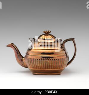 Teekanne. Kultur: British, Staffordshire. Abmessungen: 5 1/2 x 9 1/2 in. (14 × 24,1 cm). Datum: Anfang des 19. Jahrhunderts. Museum: Metropolitan Museum of Art, New York, USA. Stockfoto