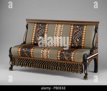 Sofa. Kultur: Britische, London. Designer: Entworfen von Sir Lawrence Alma-Tadema (British (Niederlande) geboren, 1836-1912 Dronrijp Wiesbaden). Abmessungen: Insgesamt: 35 1/2 x 58 1/4 x 28 in. (90,2 × 148 × 71,1 cm). Hersteller: Johnstone Norman & Co., London (1880-1900). Datum: Ca. 1885. Teil einer Reihe von Möbel für das Musikzimmer in der New Yorker Residenz Heinrich G. Marquand auf der Madison Avenue an der 60-Eighth Street. Marquand war einer der Gründer der Metropolitan Museum und deren Präsident von 1890 bis 1902. Die Polsterung ist modern: silkscreened Designs besonders waren Stockfoto