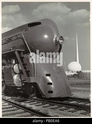 [Lokomotive, mit Eingang zu Perisphere von 1939 in New York World's Fair im Hintergrund]. Artist: Samuel H. Gottscho (American, 1875-1971). Abmessungen: 33,0 x 25,4 cm (13 x 10 in.). Datum: Ca. 1939. Museum: Metropolitan Museum of Art, New York, USA. Stockfoto