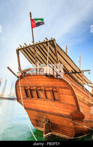 Stern von einem traditionellen arabischen Schiff vertäut von Corniche in Sharjah, VAE Stockfoto