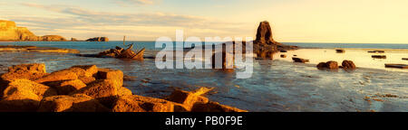 Sonnenaufgang über dem Saltwick Nab und den Schiffbruch des Fischtrawler Admiral von Tromp in Saltwick Bay in der Nähe von Whitby, North Yorkshire, England. Stockfoto