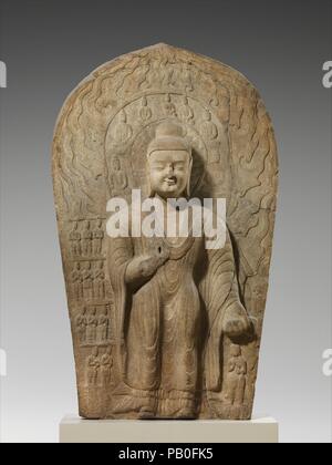 Buddha Dipankara (Diguang). Kultur: China. Abmessungen: H.127 in. (322,6 cm); W. 75. (190,5 cm); D. 28. (71,1 cm); H. mit Sockel: 137. (348 cm). Datum: Vom 489-95. Die Inschrift auf der Rückseite der Stele identifiziert den Buddha auf der Vorderseite als Dipankara, die dachten, war vor dem historischen Buddha Shakyamuni gelebt haben, dargestellt. Er wird hier gezeigt, der von einer Gruppe von kleinen Figuren tragen die Kleidung der Xianbei, der nicht-han-chinesische Völker der nördlichen Wei Dynastie besucht. Die kleineren stehende Figur des Rechts des Buddha kann ein Jugendlicher namens Sumedha, die dest wurde Stockfoto
