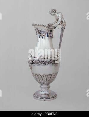 Ewer. Kultur: Französisch, Paris. Abmessungen: Höhe: 12 15/16 in. (32,9 cm). Teekocher: Jean-Baptiste-François Chéret (1728, Master 1759, bis zu 1791 aufgenommen). Datum: 1784-85. Die drapierte Girlanden unter der Kante, das Scrolling Bands von Arabesken in der Mitte und das Wasser verläßt über dem Fuß Dieser ewer sind standard Neoklassische Motive in der Regel am späten achtzehnten Jahrhundert Französisch Silber gefunden. Die unerwartete Funktion Der ewer, jedoch ist der Griff in der Form von Narzissen, die sich aus einem Sockel. Die hälfte Büste von Narzissen ist so angeordnet, dass er sich lehnt, nach unten schaut in den schmucklos, aber Stockfoto