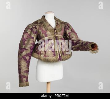 Jacke. Kultur: Russisch. Datum: 1840-80. Die dushegraya in Russischen Kostüm wird häufig auch als "Körper wärmer" bekannt. Der Stil ist sowohl mit als auch ohne Ärmel gesehen. Der Schnitt ist ähnlich dem sarafan oder die kurze epanechka Mieder mit Polsterung und tubuläre Falten an der Rückseite. Ärmelloses Stile sind quer über den Körper geschnitten und von schmalen Riemen auflegen. Dushegraya waren abgenutzt über den sarafan für zusätzliche Wärme im Freien. Dieses Objekt wurde von Stewart Culin (1858-1929) während einer Expedition im Jahr 1923 gesammelt. Culin war das Brooklyn Museum ersten Kurator der Ethnolo Stockfoto