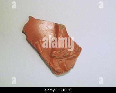 Vase Fragment. Kultur: Roman. Abmessungen: 1 7/16 x 1 13/16 x 3/16 in. (3,6 × 4,6 × 0,5 cm). Füße und Vorhänge. Museum: Metropolitan Museum of Art, New York, USA. Stockfoto