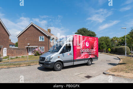 Ocado Lebensmittel Lieferwagen Lieferung Lebensmittel aus dem Online-Supermarkt in einer Wohnstraße in West Sussex, England, Großbritannien. Ocado van. Stockfoto