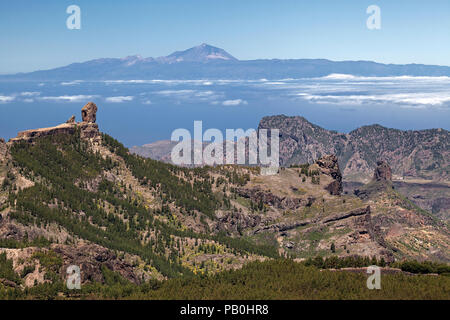 Blick von der Pico de las Nieves im Westen von Gran Canaria, links Kulfelsen Roque Nublo, hinter der Insel Teneriffa mit dem Teide. Stockfoto