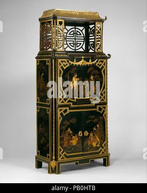 Drop - Vordere secretaire (secrètaire à Abattant). Kultur: Französisch, Paris. Abmessungen: 60 x 26 3/4 x 13 3/8 in. (152,4 x 67,9 x 34 cm). Schöpfer: René Dubois (1737-1799, 1755). Datum: Ca. 1770-75. Die Form dieser Sekretär, mit seinem durchbohrten Pagode-förmigen Top, ist außergewöhnlich in französischen Möbeln. Obwohl die Möbel in den chinesischen Geschmack in England entwickelt wurde und während der zweiten Hälfte des achtzehnten Jahrhunderts ausgeführt, Französisch chinoiserie war fast immer an die Oberfläche Dekoration beschränkt. Die orientalischen Szenen in der Nachahmung Lack auf der Front Panels sind auf Entwürfe für die vier Elemente b Stockfoto