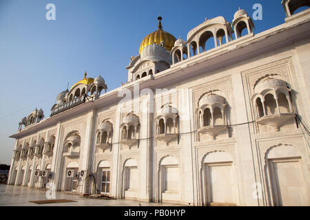 Ansicht der Gurudwara Bangla Sahib, Delhi, Indien. Stockfoto