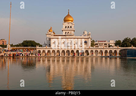 Ansicht der Gurudwara Bangla Sahib, New Delhi, Indien. Stockfoto